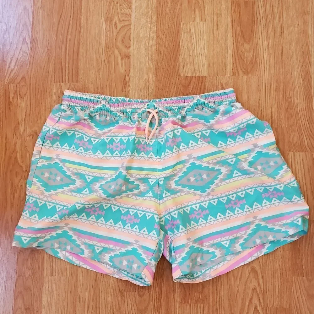 Chubbies | 'The En Fuegos' Classic Swim Trunk - size XXL in Teal Geometric
